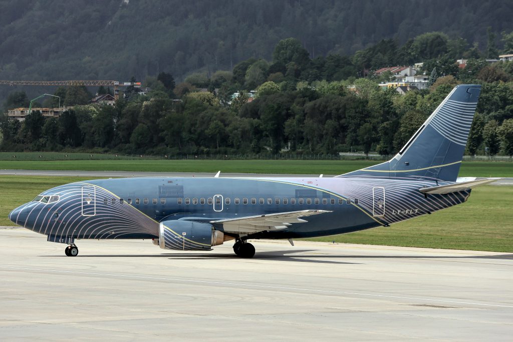 Boeing 737-522 LY-FLT KLAAS JET am Flughafen Innsbruck